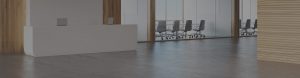 Innvendig kontorlokale med spilevegger og gulvbelegg